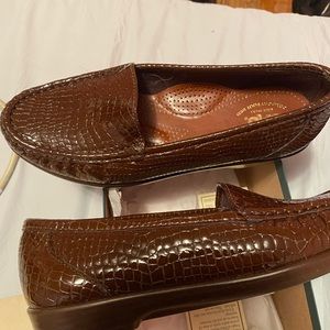 SAS brand new brown loafer shoes sister 8W
